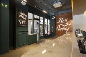 entrada y pared de fondo con acabados bb.q chicken Costa Verde