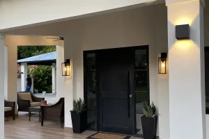 Entrada principal y terraza