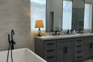 Tina y mueble de baño principal