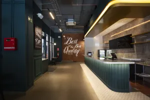 Mostrador principal y pared del fondo con texturas aplicadas