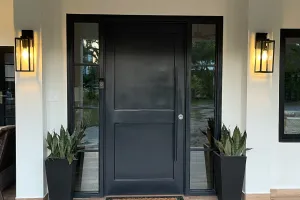 Puerta principal, ventanales y luminarias